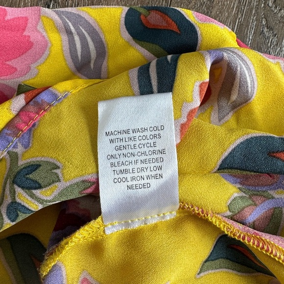 Black Rainn floral blouse.  Women’s size medium.  Bright and colorful! - Picture 6 of 7